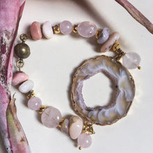 Incărcați imaginea în vizualizatorul Galeriei, Brațară cu felie de Agată Geodă si pietre semipretioase  |  Cuart roz  |  Opal roz
