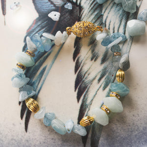 Brațară cu Acvamarin - Aquamarin albastru pal cu accesorii aurii si ichizatoare magnet cu strasuri