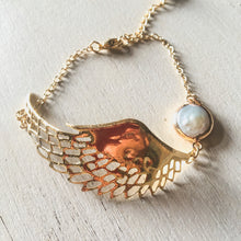 Incărcați imaginea în vizualizatorul Galeriei, Bratara cu perla si aripa placata cu aur de 24k by MD Burnette
