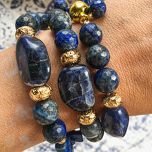 Incărcați imaginea în vizualizatorul Galeriei, Brațară cu Lapis Lazuli | Sodalit | Roca Vulcanica placate cu aur de 14k
