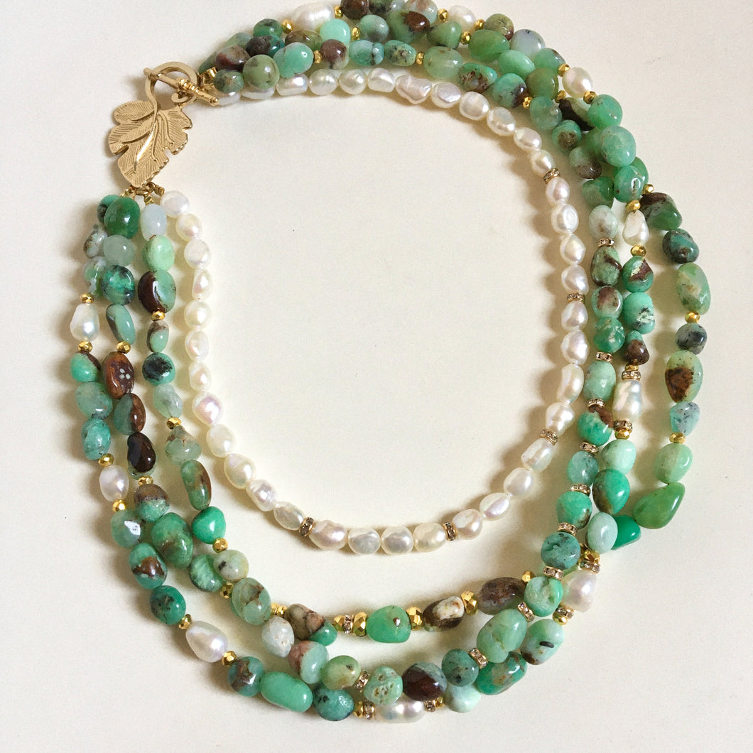 Statement necklace with 4 rows of Chrysoprase | Pearls of culture | Rhinestones | Gold plated